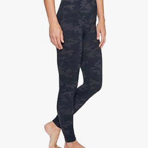 Spanx Look At Me Now Cropped Seamless Leggings Black Camo Women's Size Medium - Picture 9 of 11